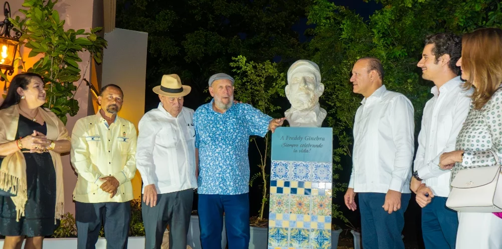 Directivos del Jardín Botánico de Santiago, mientras dan apertura al acto. Fuente externa