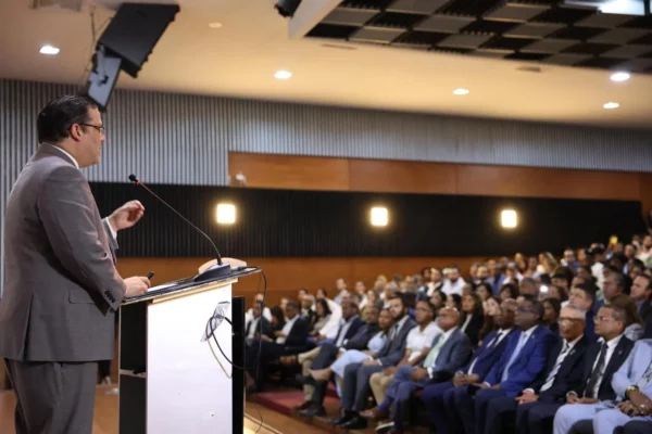 Yayo Sanz Lovatón a estudiantes de la UASD: “La logística será el nuevo petróleo de RD