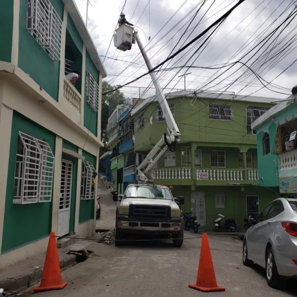 EDEEste inicia proyecto de transformación eléctrica y educativa en Los Tres Brazos