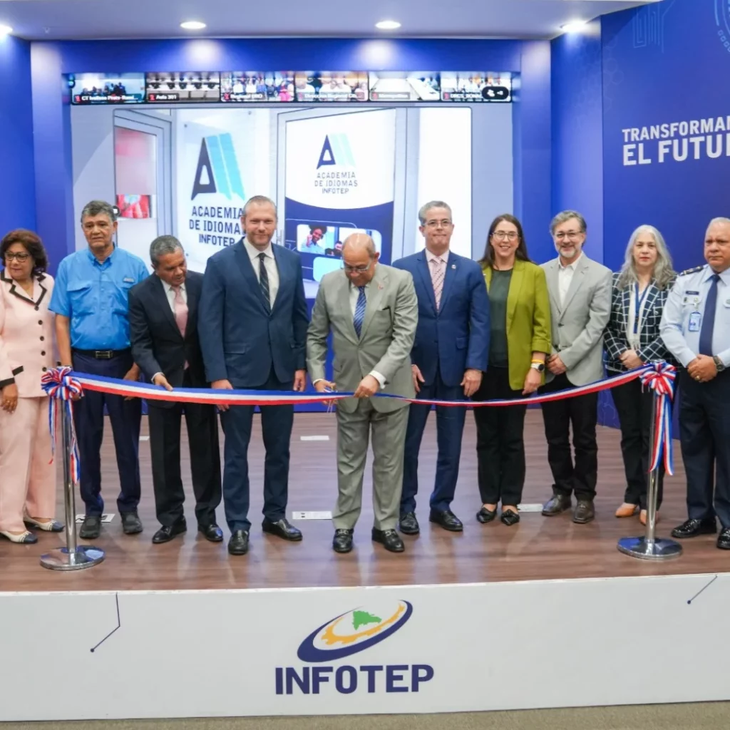 Momentos en que el director de Infotep, Rafael Santos y ejecutivos de entidades relacionadas dan apertura a la academia.