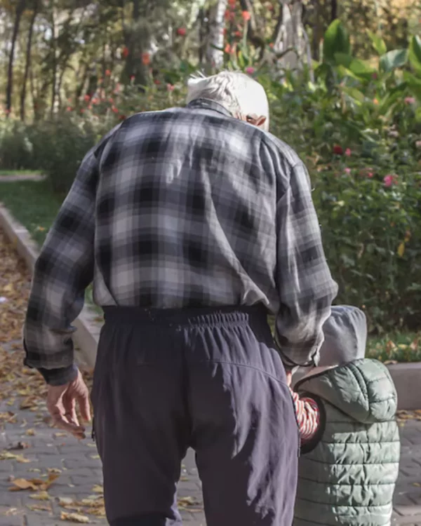 ¿Por qué se encorva la espalda con la edad y cómo prevenirlo?