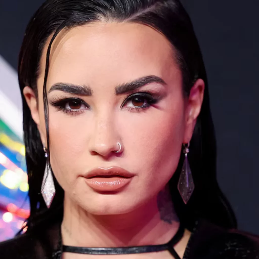 Demi Lovato tiene rostro cuadrado por lo que evita cortes rectos y flequillos densos (Reuters)