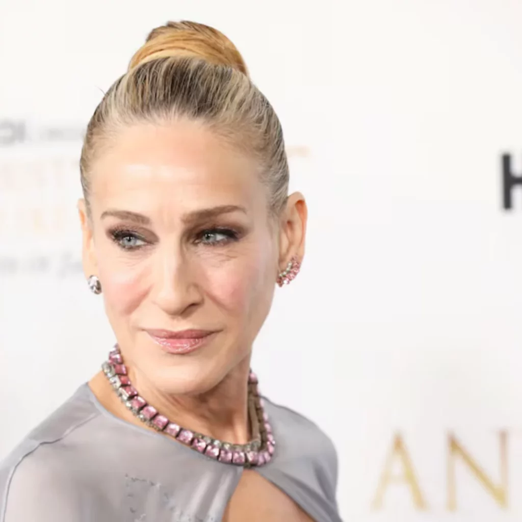 Sarah Jessica Parker con el tipo de rostro alargado siempre logra verse increíble (Reuters)