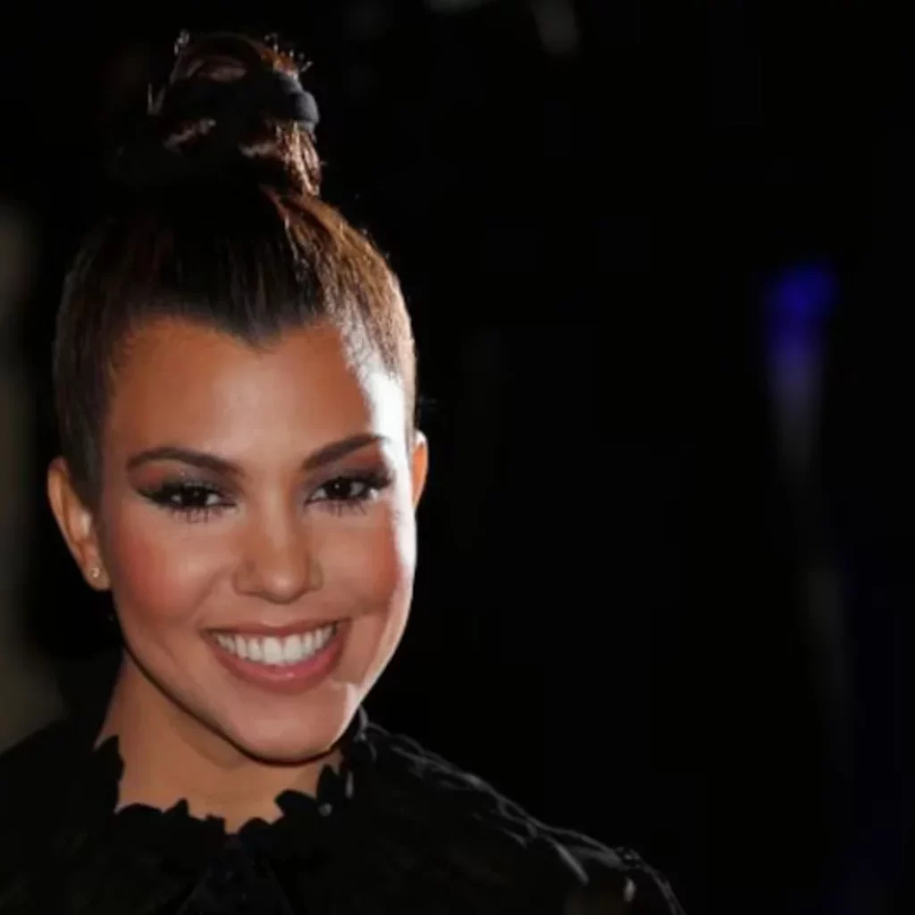 Kourtney Kardashian tiene rostro corazón: por lo que equilibra la frente con volumen en puntas y flequillos suaves (Reuters)