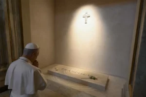 El papa León XIV visitó la tumba de su antecesor Francisco. EFE