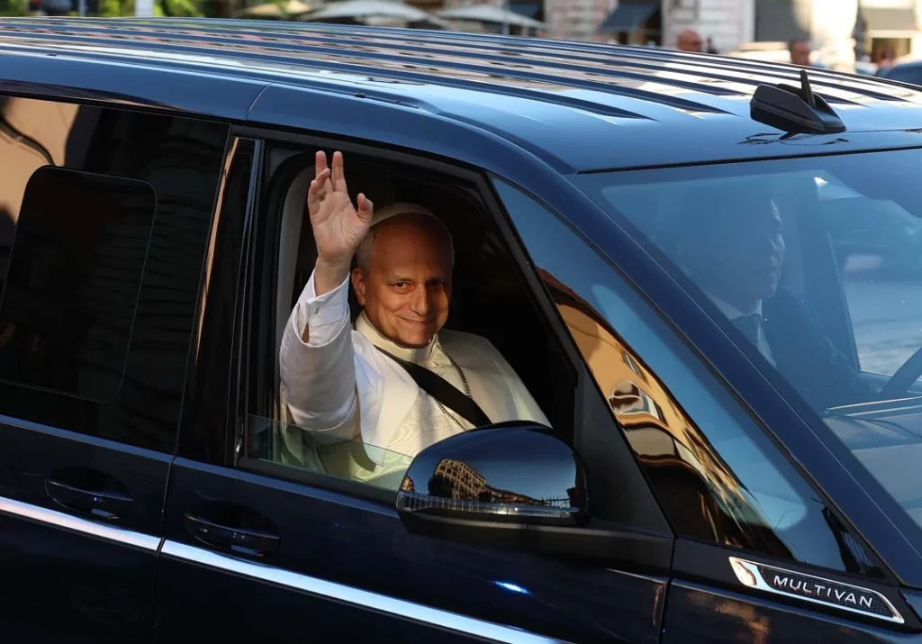 El papa León XIV fue recibido con gran ovación por la feligresía católica. EFE