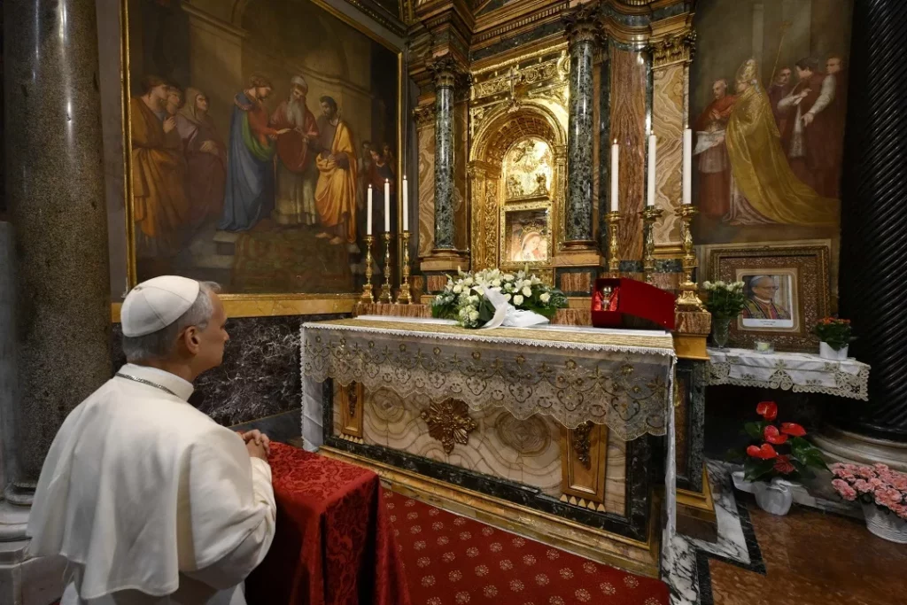 León XIV durante su visita al santuario agustino de la Virgen del Buen Consejo. EFE