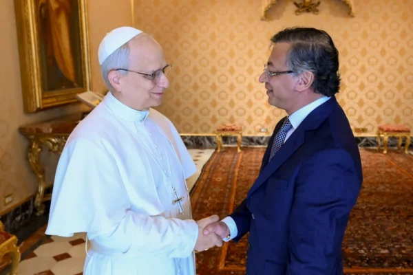 Gustavo Petro, busca reanudar el diálogo de paz.