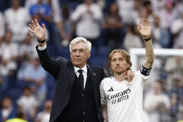 El dirigente Carlo Ancelotti y el centrocampista Luka Modric, se despidieron de la afición del Real Madrid. EFE
