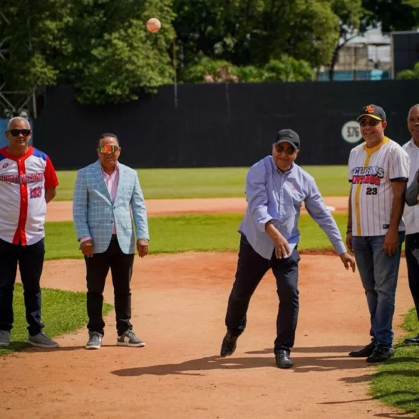El alcalde Nelson de la Rosa, lanza primera bola  .