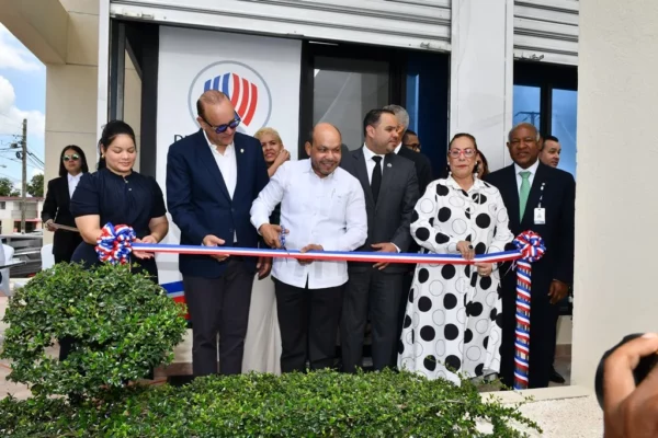 Luis Valdez corta cinta en inauguración.