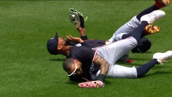 Byron Buxton y Carlos Correa cayeron, luego del choque.