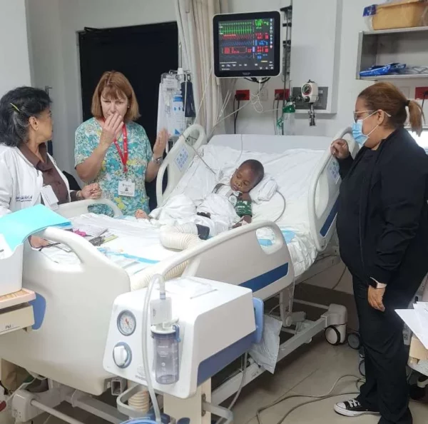 Especialistas pasan visita.