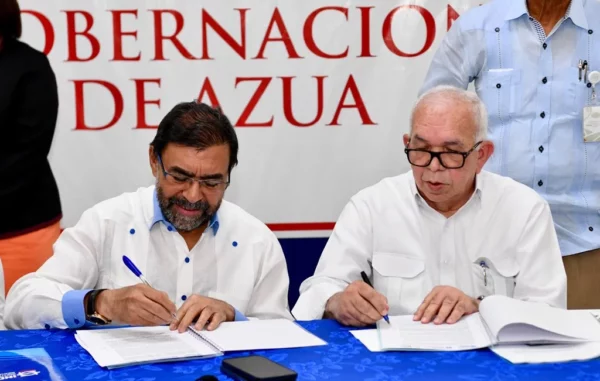 Fernando Durán firma  acuerdo.