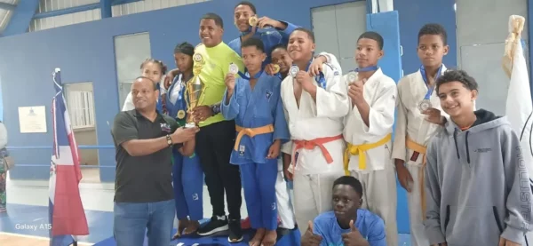 Gilberto García, de la Fedojudo, entrega la copa .