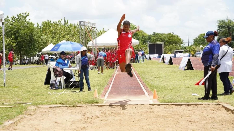 Un estudiante, mientras compite en prueba de salto largo. Un estudiante, mientras compite en prueba de salto largo.