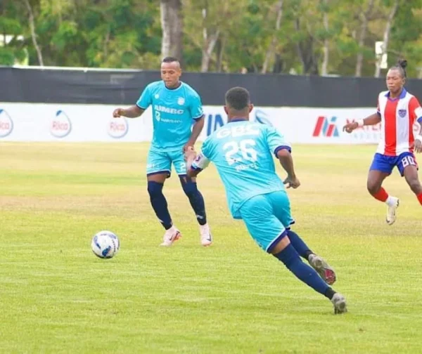 Miembros del onceno  Salcedo FC, en plena actividad.