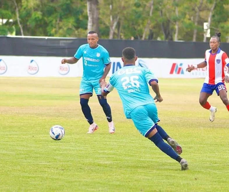Miembros del onceno  Salcedo FC, en plena actividad.