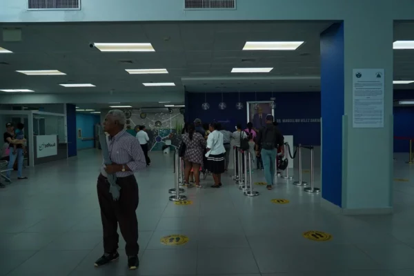 Filas en hospital Marcelino Vélez