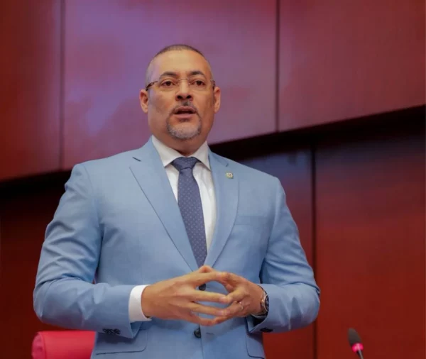 El Senador de La Romana, Edward Espíritusanto denuncia escasez de ambulancias en su provincia.