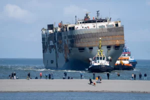El buque de carga Fremantle Highway, que se había incendiado, es llevado a puerto en Eemshaven, Holanda, el 3 de agosto del 2023.