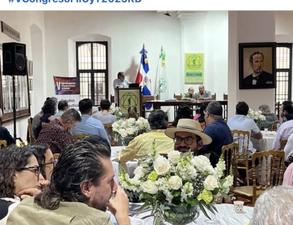 El filósofo Ambrosio Velasco en su conferencia de clausura del V Congreso, acompañado por Jorge Linares y Andrés Merejo. (1)