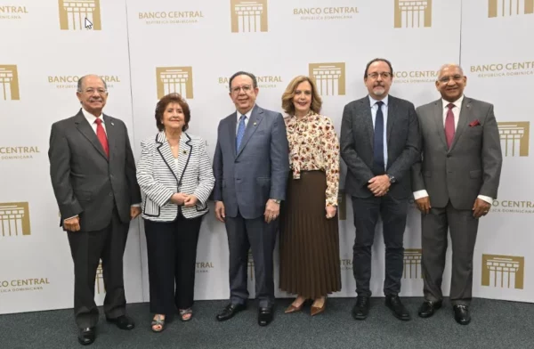 El gobernador del Banco Central RD con los autores de los libros presentados.