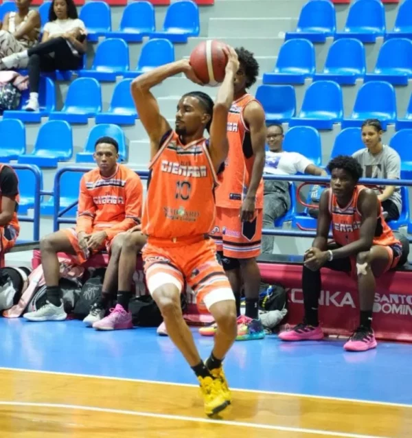 El jugador Alejandro Tatis, capitán del equipo del club La Ciénaga, quien anotó 15 puntos.