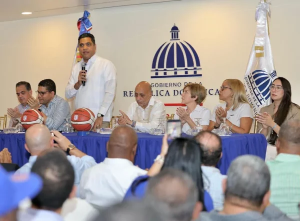 El ministro de Deportes Kelvin Cruz anuncia el respaldo económico que dará el Ministerio de Deportes para el 9no torneo de la LNBF.