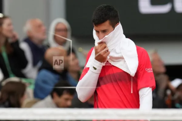 El serbio Novak Djokovic reacciona mientras juega contra el estadounidense Mackenzie McDonald durante su partido de primera ronda del Abierto de Francia de tenis