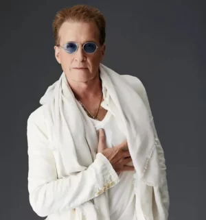 SANTO DOMINGO. – La superestrella internacional, aclamado por muchos como el “Rey del Pop Latino”, Emmanuel, vuelve a la emblemática Sala Carlos Piantini del Teatro Nacional Eduardo Brito, el próximo 28 de agosto a las 830 de la noche, con su electrizante, inolvidable y novedoso show “Emmanuel Tour 2025”. César Suárez Jr., quien tendrá a su cargo la producción de este espectáculo, informó que el astro mexicano sumergirá a sus fans en un recorrido por sus baladas románticas y clásicas del pop latino. “Emmanuel Tour 2025, promete una producción impactante, con una escenografía ultra moderna, un juego de luces que iluminará todo el escenario acorde con cada tema interpretado, y un sonido impecable, que harán de este espectáculo un momento inolvidable en toda su fanaticada”, destacó. Manifestó que este show será tan eléctrico como romántico, tal y como acostumbra Emmanuel en cada una de sus presentaciones. “con un repertorio de grandes éxitos, interpretados junto a una orquesta tan refrescante como potente, que se pasea entre el rock, el funk y los códigos tropicales”. De acuerdo con el productor, este gigante de la música latina e internacional ofrecerá una noche llena de energía palpitante al ritmo de todos sus éxitos. “Promete un recorrido por sus grandes temas mezclados de manera diversa y actual con nuevos arreglos”. Emmanuel fue galardonado en el 2024 en el país con un Soberano Internacional, la premiación del arte más importante del país. Entre sus éxitos incluirá un repertorio de canciones tan clásicas y apasionadas como “Quiero dormir cansado”, “Pobre Diablo”, “Tengo mucho que aprender de ti”, “Corazón de Mealo”, “Sentirme vivo”, “Desesperado”, “Ese soy yo”, “Bella señora” “La Chica de humo”, entre muchos otros que el público disfrutará de principio a fin. Durante sus 40 años de reinado musical, Emmanuel ha dejado una huella innegable y muy influyente en la música Su ilustre carrera incluye 19 álbumes, millones en ventas y numerosos premios y reconocimientos. Con millones de discos vendidos en su carrera, importantes reconocimientos y giras internacionales, Emmanuel es uno de los artistas con mayor prestigio y vigencia en el mundo de habla hispana. Se ha caracterizado por ser figura líder en todos sus pasos y creativo en la línea vanguardista de la música, los videos y la producción escénica. Todo esto además de ser un artista innovador que creó un estilo propio y detrás de él, todo un movimiento en el que su sólida trayectoria lo ha convertido en un artista generacional y en todo un ícono de la música latina del género pop. Las boletas estarán a la venta en Uepa Tickets, boletería del Teatro Nacional, Centro Cuesta Nacional, Jumbo y Supermercados Nacional. Emmanuel estará en el Teatro Nacional