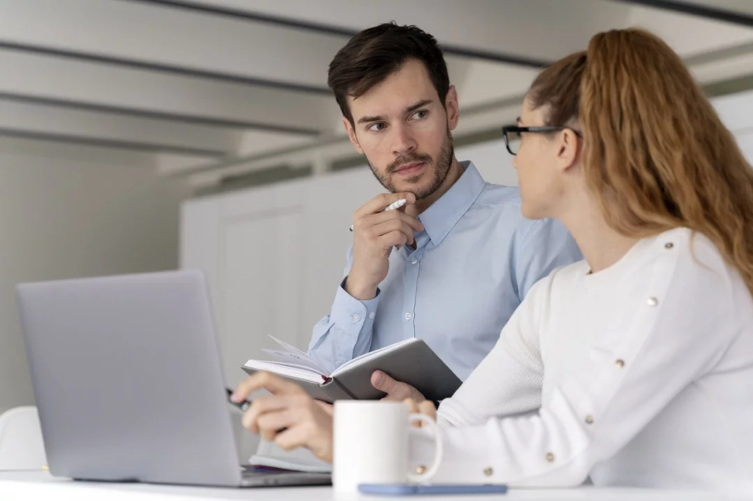 Equipo de jovenes empresarios trabajando juntos en la oficina.