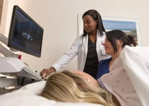 Especialista realiza un electrocardiograma.