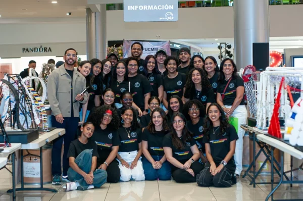 Estudiantes que participaron en el proyecto EVA 2025 de la PUCMM junto a sus maestros.