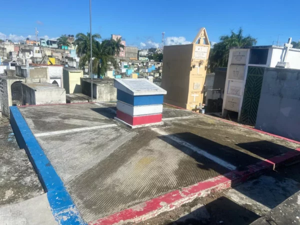 En el centro del Cementerio de Cristo Rey se erige un momento olvidado, pero cuidado con gran dignidad en medio de la pobreza con destellos de los colores patrios y una historia no contada.
