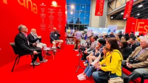 Marino Berigüete mientras presentaba en Bogotá su poemario “Tras la puerta”, una meditación lírica sobre el exilio y la soledad. Fuente externa