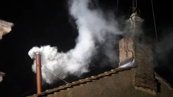 Fumata blanca: el símbolo de humo que revela al nuevo Papa en el cónclave