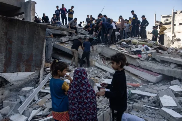 Palestininos buscan víctimas entre los escombros de una casa destruida en un ataque israelí en Yabalia, en el norte de Gaza.