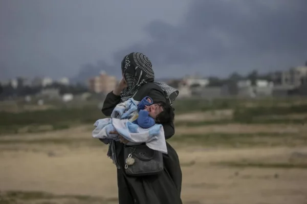 Una madre palestina con su bebé, en la carretera Al Rashid, en la Franja de Gaza, en una imagen de archivo.