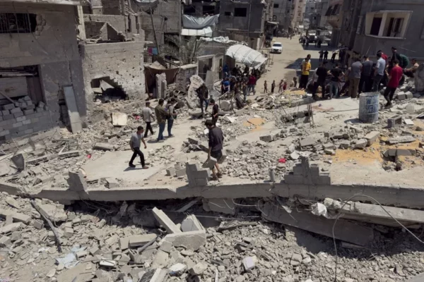 Palestinos buscan personas desaparecidas bajo los escombros en Yabalia, norte de la Franja de Gaza, tras un ataque israelí.