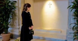 La vicepresidenta Raquel Peña, observa la tumba del papa Francisco en la Basílica de Santa María la Mayor. Fuente externa