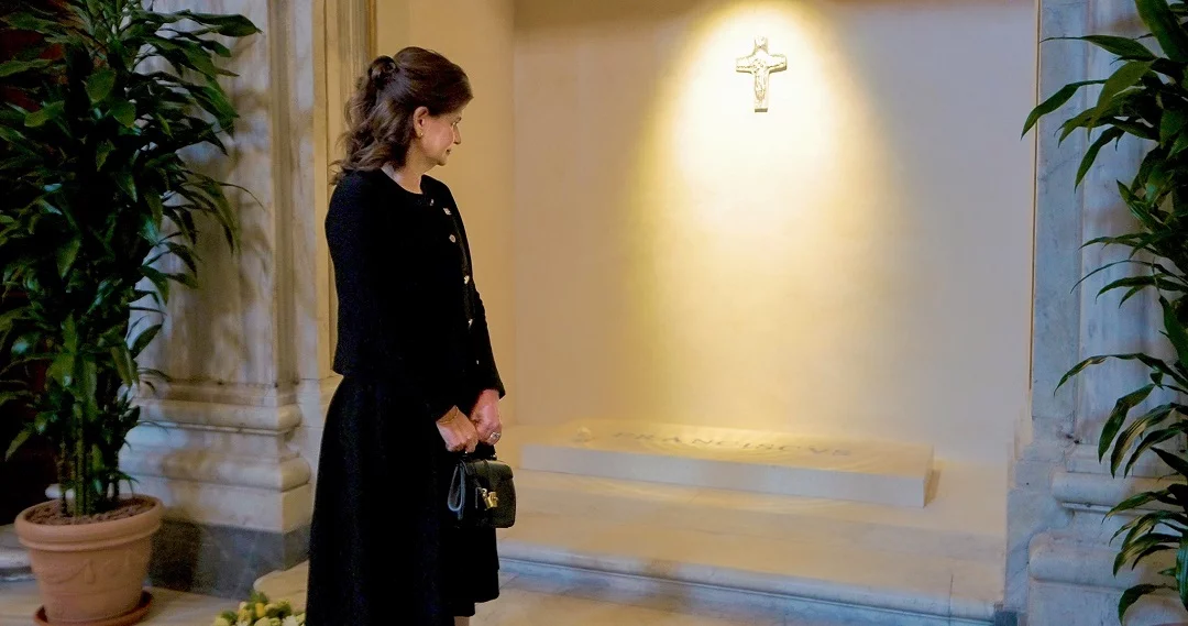 La vicepresidenta Raquel Peña, observa la tumba del papa Francisco en la Basílica de Santa María la Mayor. Fuente externa