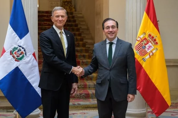 El ministro de Relaciones Exteriores, Roberto Álvarez, junto a su homólogo español José Manuel Albares. Fuente externa