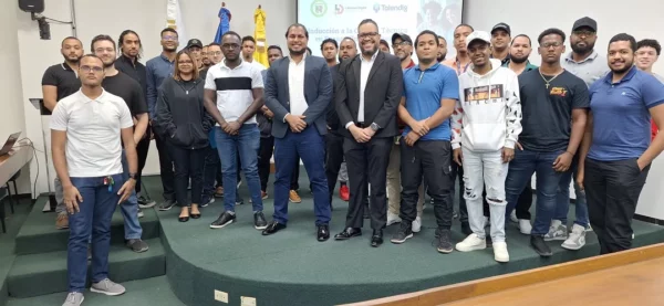 Grupo de estudiantes carrera técnica Desarrollo de Software UCSD Talendig.