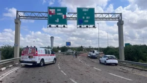 Vista de la zona del aeropuerto de Ben Gurion, en Tel Aviv, en la que este domingo cayó un proyectil que causó seis heridos.