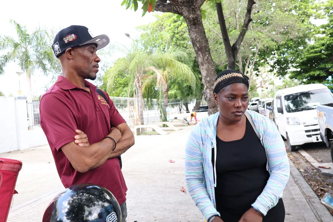 Haitianos en visita a familiares en Maternidad de La Altagracia