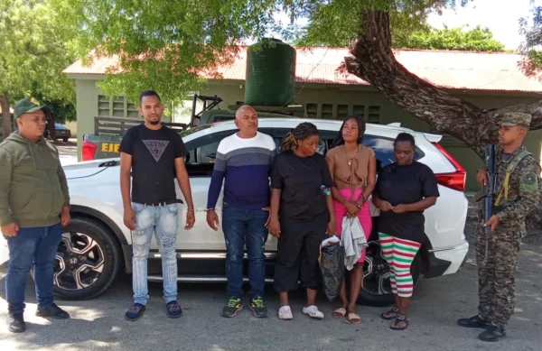 Arrestan a dos hombres que ocultaban inmigrantes indocumentados en el baúl de una jeepeta en San Juan de la Maguana