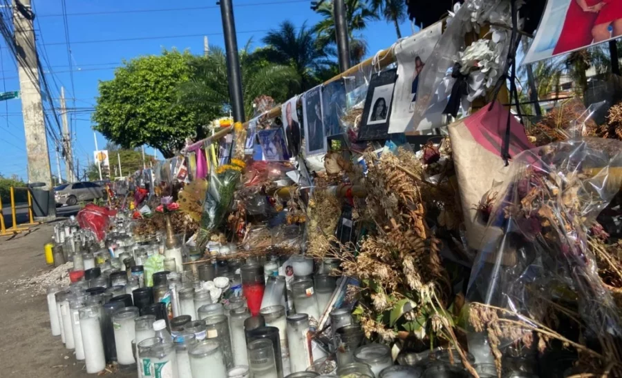 Mural con fotografías, flores y velones colocados por familiares y amigos de las víctimas en el lugar de la tragedia. el día Mural con fotografías, flores y velones colocados por familiares y amigos de las víctimas en el lugar de la tragedia. el día