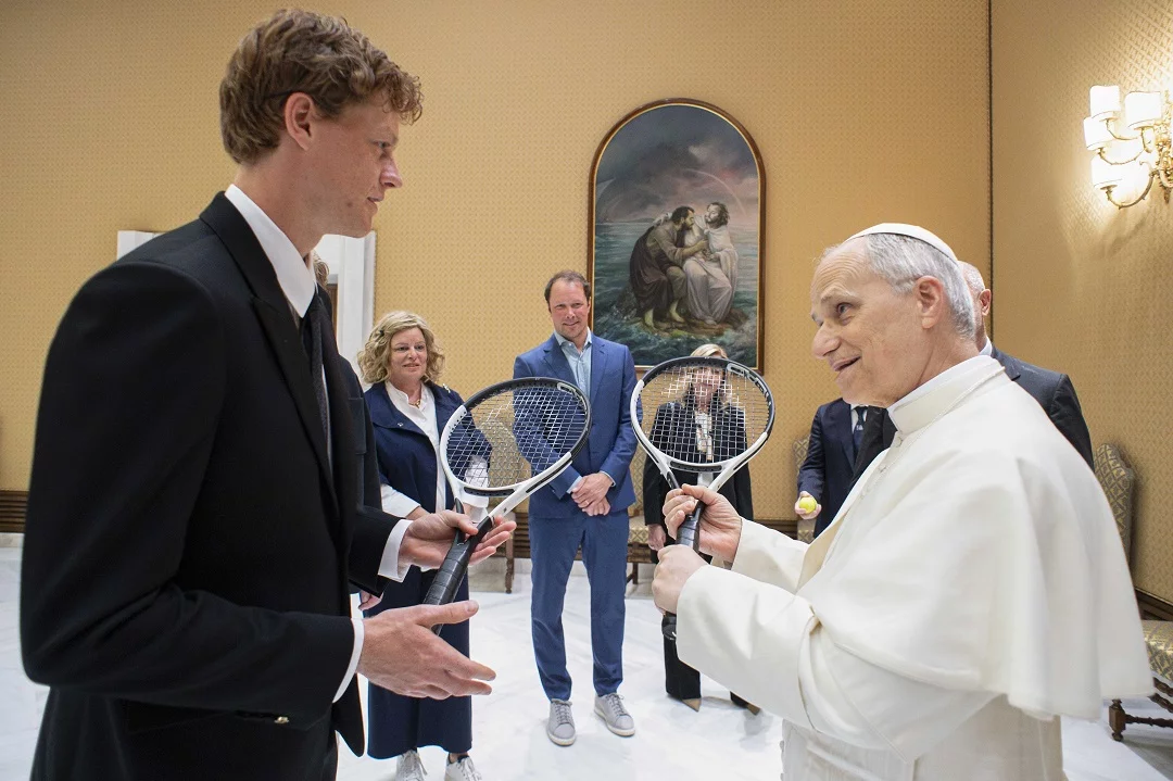 Jannik Sinner con el papa