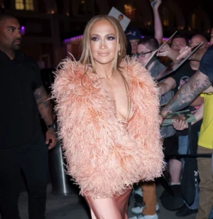Jennifer Lopez sufre percance con escote y acapara miradas